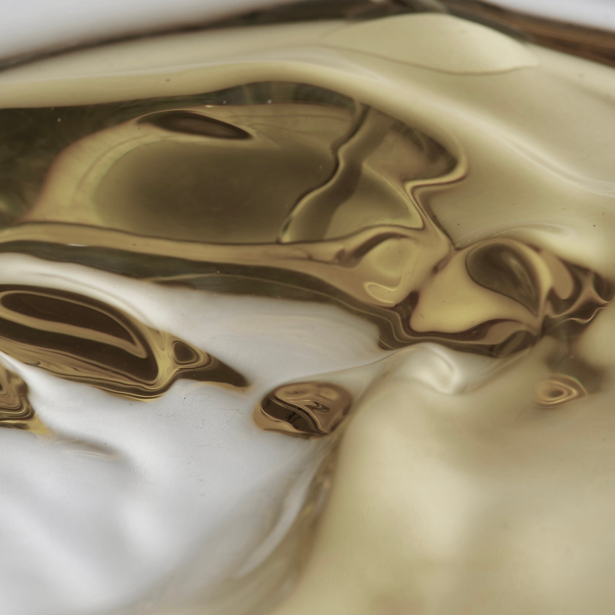 Nahaufnahme des goldfarbenen Tiefenreinigenden Öls auf weißem Hintergrund für die Hautpflege.