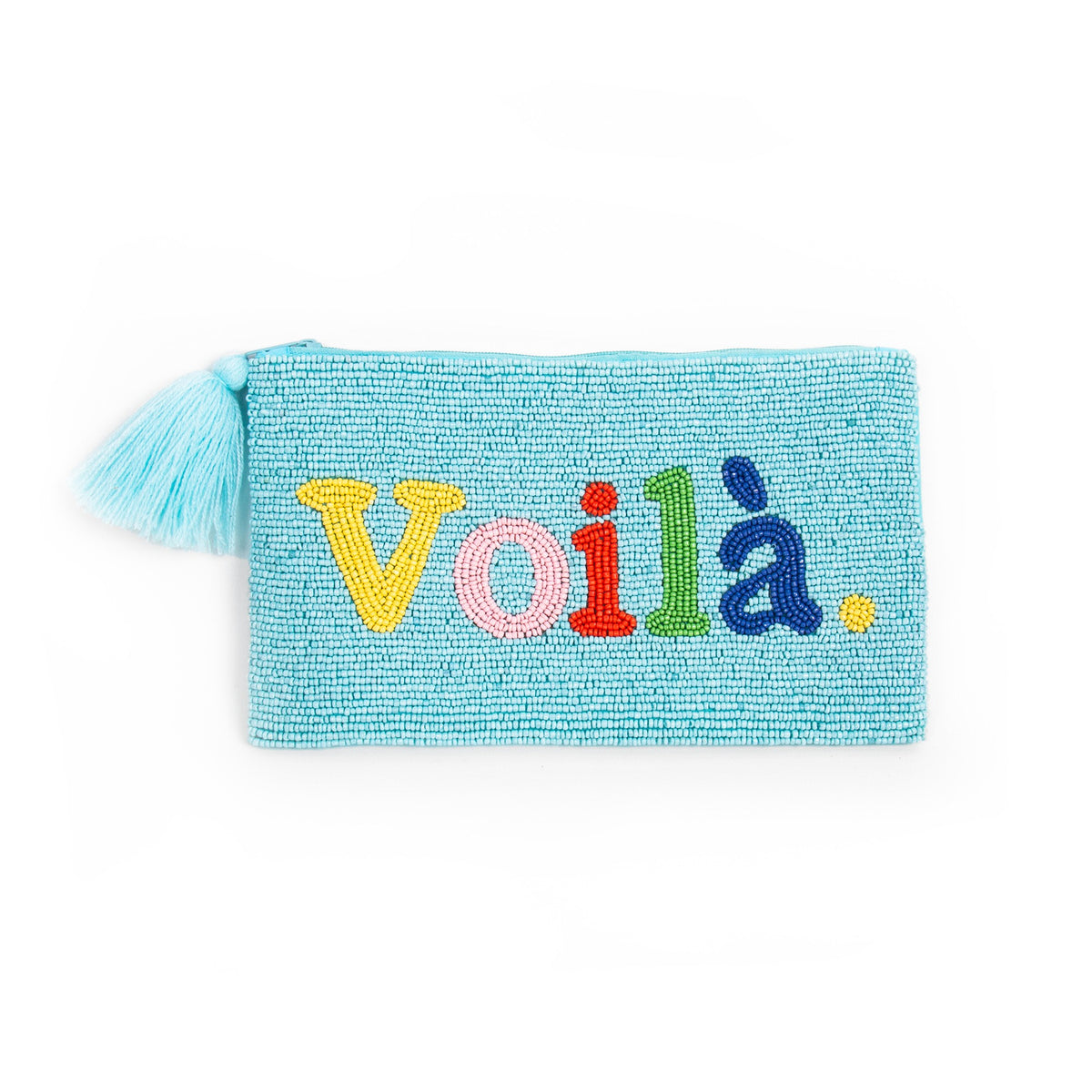 Voilà Clutch, eine hellblaue, perlenbestickte kleine Tasche mit buntem "Voilà"-Schriftzug und einer hellblauen Quaste.