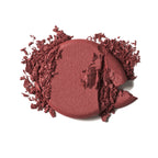 Soft Focus Blurring Blush in tiefem Beerenrot als Puder-Swatch auf weißem Hintergrund, Make-up