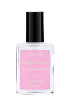 The Cure Nail Hardener von Nailberry in einer klaren Glasflasche mit schwarzem Verschluss auf weißem Grund, Nagelpflege