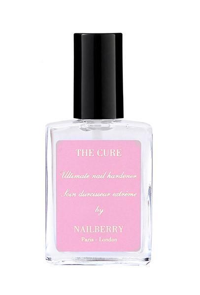 The Cure Nail Hardener von Nailberry in einer klaren Glasflasche mit schwarzem Verschluss auf weißem Grund, Nagelpflege