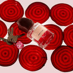 Red Flag Eau de Parfum – klares Glasfläschchen mit braunem Samtkappen, roter Hintergrund – Parfüm