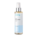 The Organic Pharmacy Rose Facial Spritz in einer Sprühflasche mit weißem Verschluss auf weißem Grund, Hautpflege.