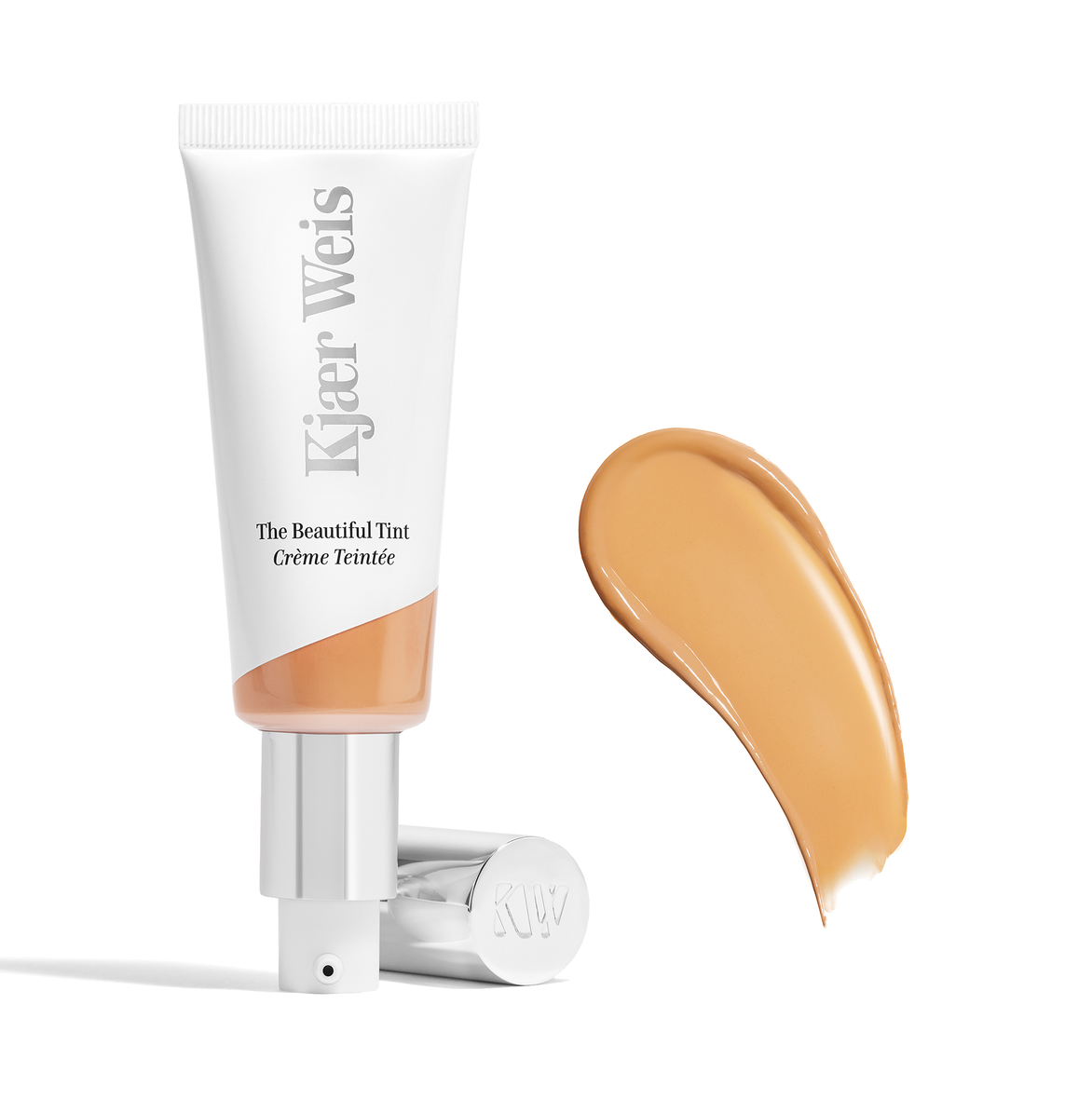 Kjaer Weis The Beautiful Tint Medium 2 – weiße Tube mit silbernem Pumpverschluss, weißer Hintergrund – Gesichtscreme