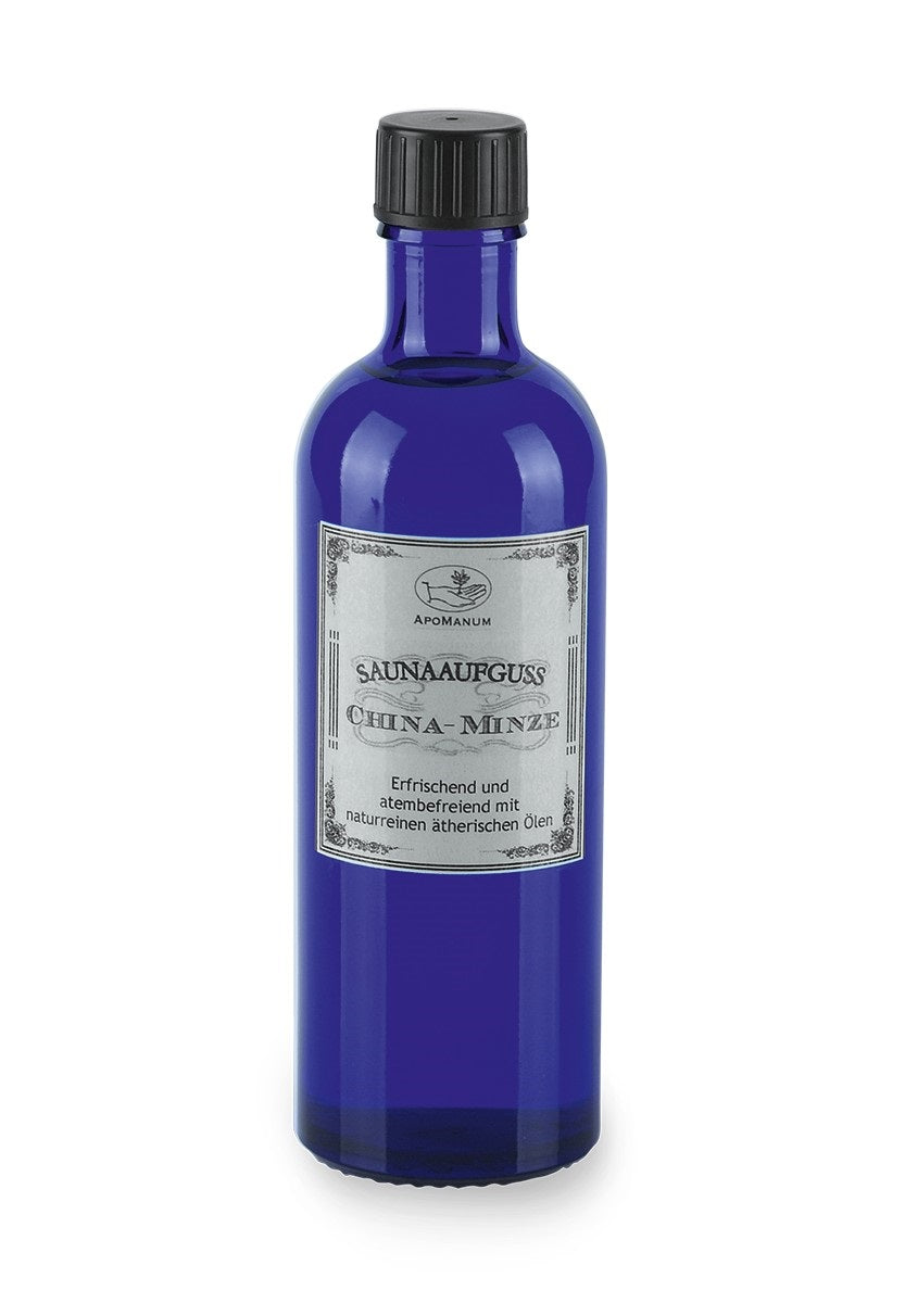 Apomanum Sauna Infusion China Mint – blue glass bottle with black screw cap, white background – sauna aromatherapy