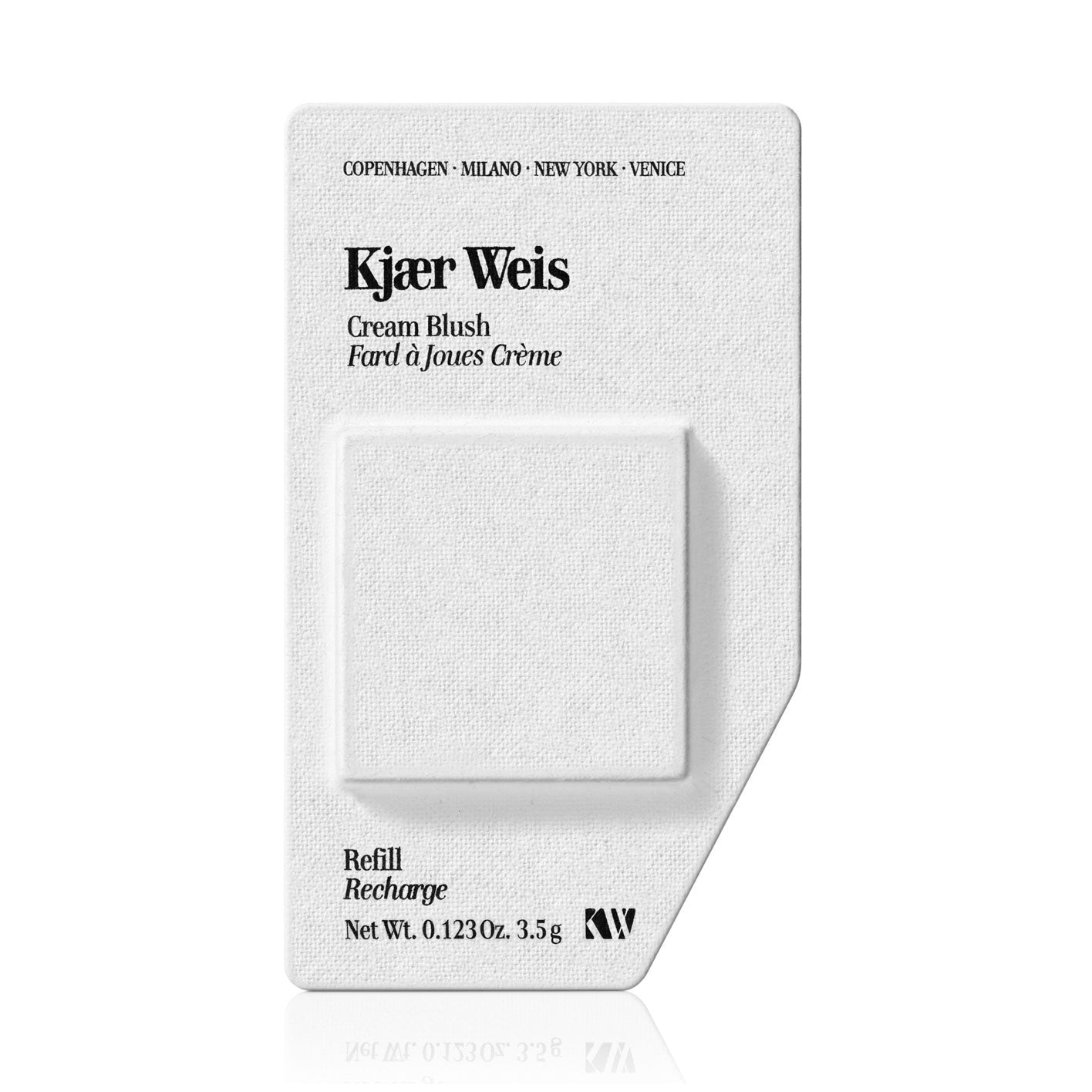 Kjaer Weis Cream Blush Nachfüllung – weißes Textilpaket 3.5g, weißer Hintergrund – Gesichtspflege