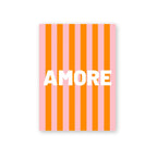Postkarte Amore mit orange-rosa Längsstreifen auf weißem Hintergrund