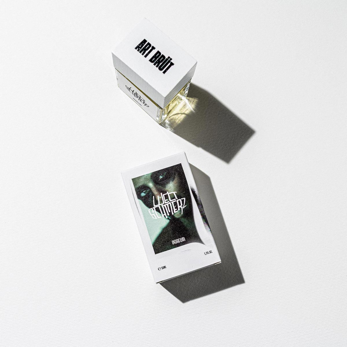 Weltschmerz Parfum – 50ml Glasflasche mit weißer Verpackung, schwarzer Schrift, weißem Hintergrund – Parfüm