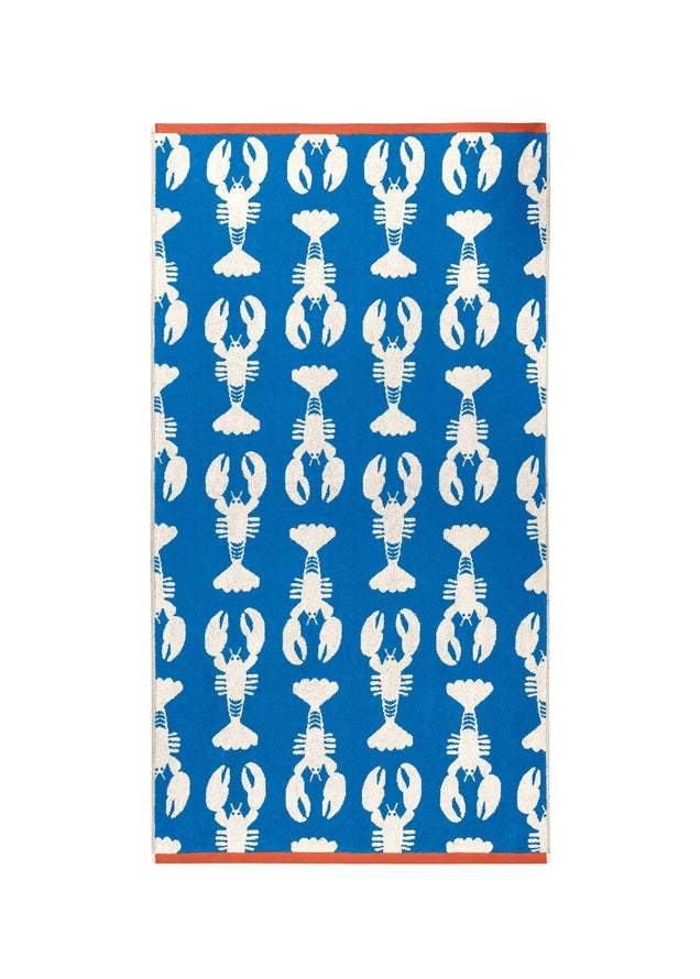 Lobster Blue Bio-Baumwollhandtuch – blau mit weißen Hummermustern, orangefarbener Rand, weißer Hintergrund – Badetextilien
