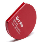 Kjaer Weis Lightslip Powder Highlighter – runde rote Dose mit strukturierter Oberfläche, weißer Hintergrund – Gesichtshighlighter