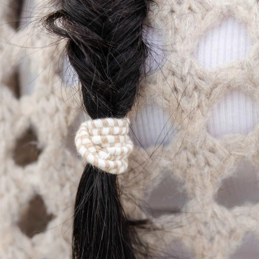 Plastic Free Bracelet Hair Ties Wanderlust – gestrickter Haargummi in Creme-Beige, im Zopf getragen – Haarpflege