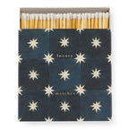 Navy Star Tile Luxus Streichhölzer – dunkelblaue Schachtel mit Sternenmuster, weißem Hintergrund – Deko