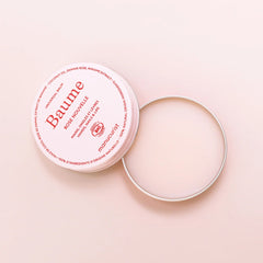 Baume Rose Nouvelle in einer rosa Dose mit geöffnetem silbernem Deckel auf rosa Hintergrund, Hautpflege