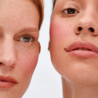 Soft Focus Blurring Blush – sanfter Rosaton auf Wangen, weißer Hintergrund – Gesichts Make-up