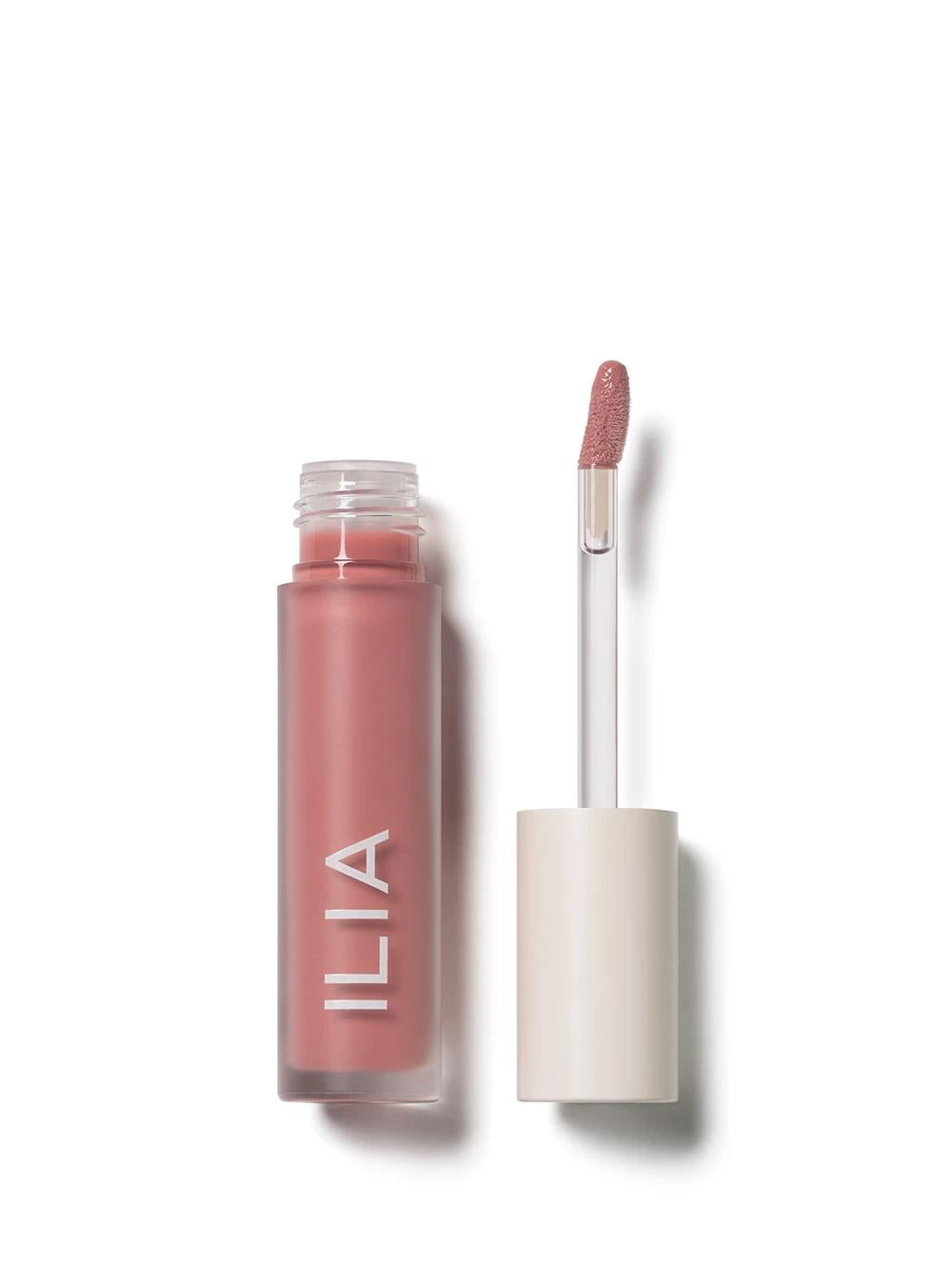 ILIA Balmy Gloss Tinted Lip Oil in einer rosafarbenen Tube mit weißem Verschluss auf weißem Hintergrund, Lippenpflege
