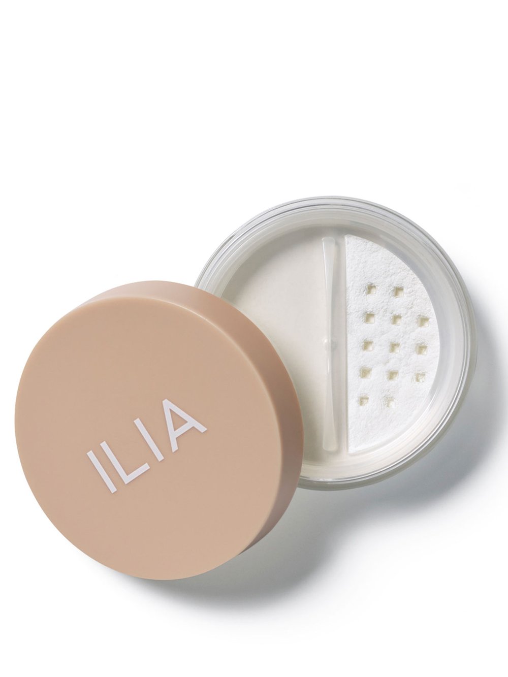 ILIA Fade Into You Soft Focus Finishing Powder in einem beigefarbenen Tiegel auf weißem Hintergrund, Gesichtspuder