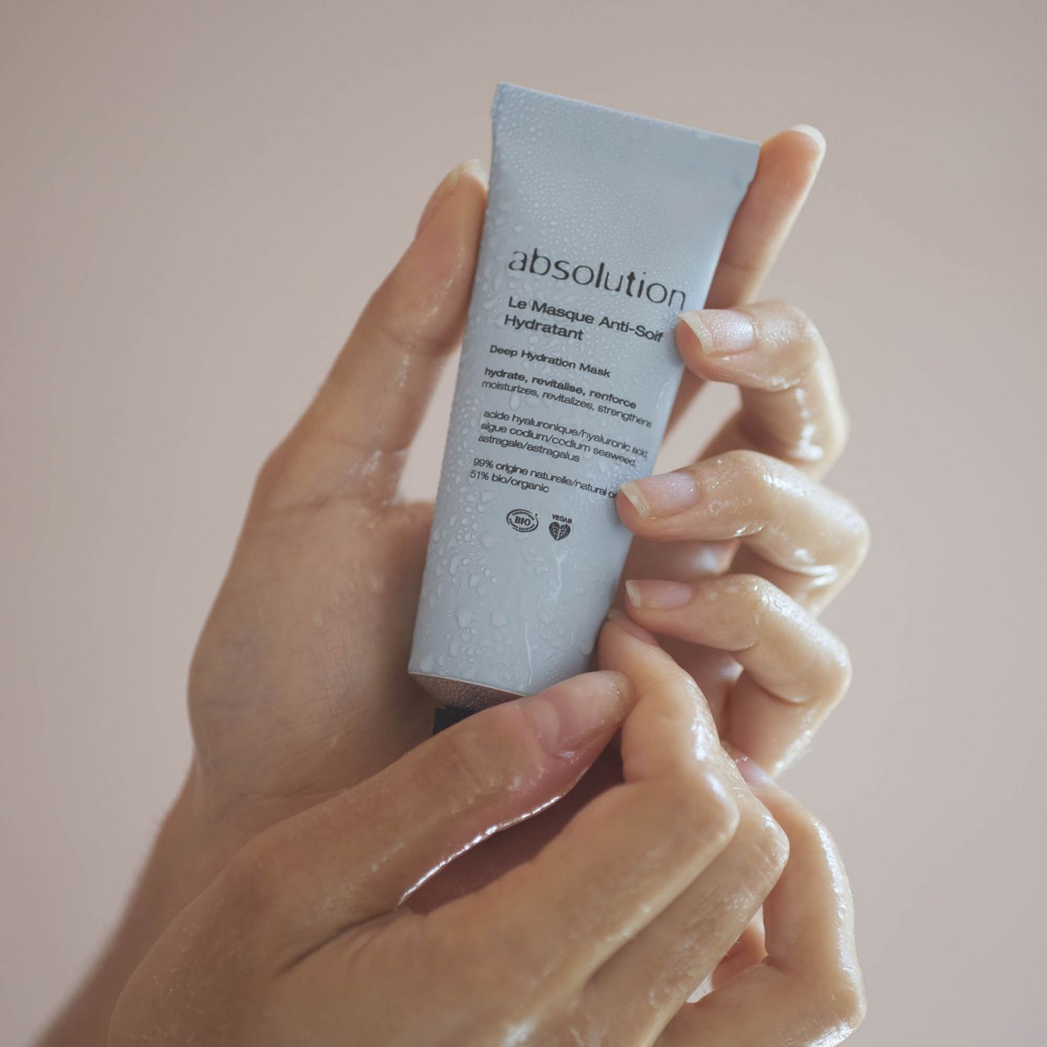 Absolution Le Masque Anti-soif Hydratant in einer hellblauen Tube vor beigem Hintergrund, Hautpflege