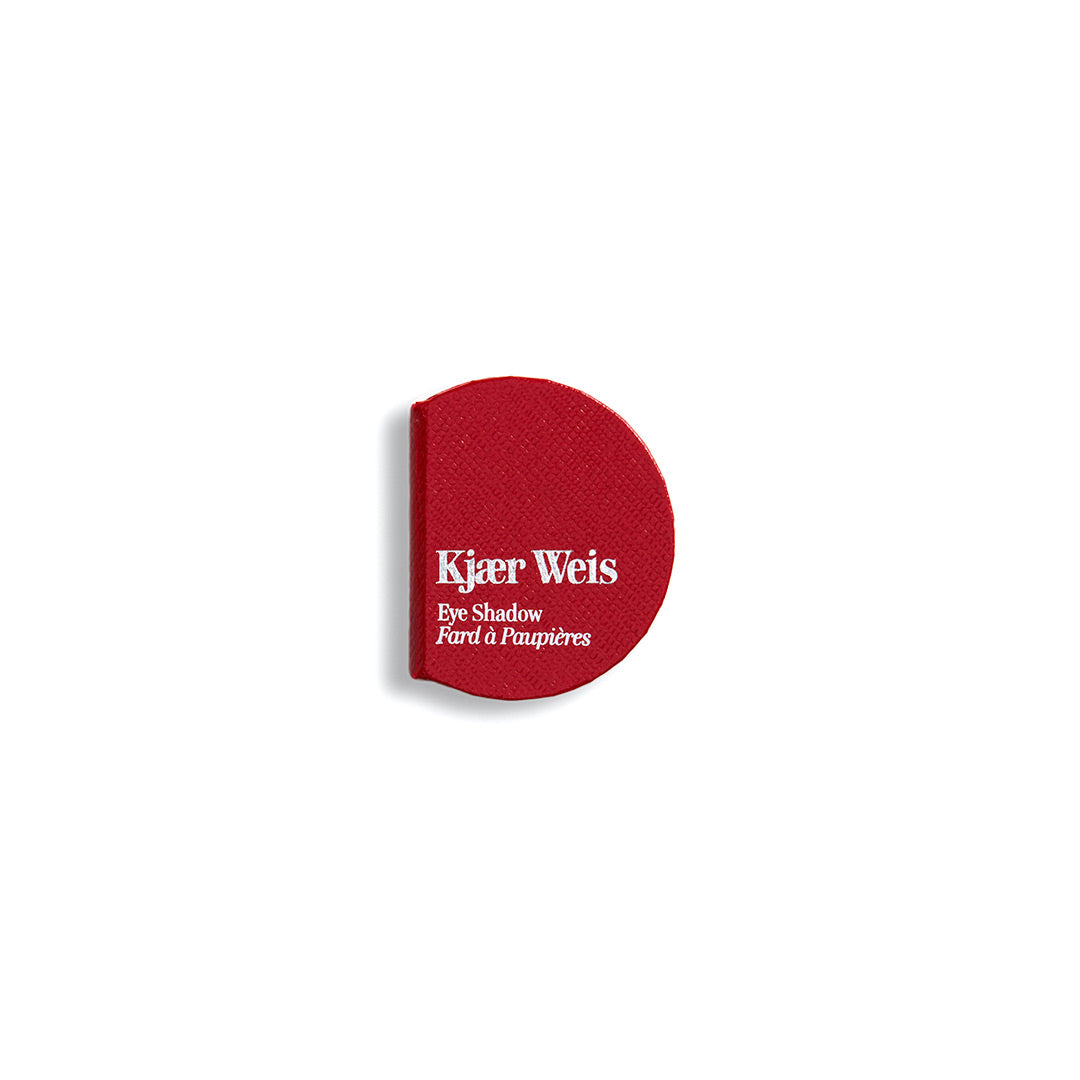 Kjaer Weis Lidschatten – rote Halbkreis-Verpackung, weißer Hintergrund – Make-up
