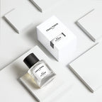 Frau Tonis N°11 Si Tu Savais Eau de Parfum – klares Glasfläschchen mit schwarzem Deckel, weißer Hintergrund – Parfüm