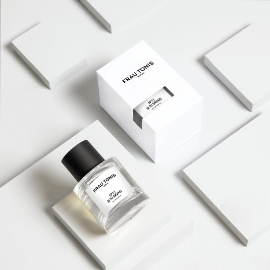Frau Tonis N°11 Si Tu Savais Eau de Parfum – klares Glasfläschchen mit schwarzem Deckel, weißer Hintergrund – Parfüm