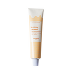 La Crème Caramel Handcreme in einer hellbeigen Tube mit weißem Schraubverschluss auf weißem Hintergrund, Hautpflege