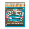 Sardines Luxury Matches – blaue Schachtel mit Fischdesign, weißem Hintergrund – Deko
