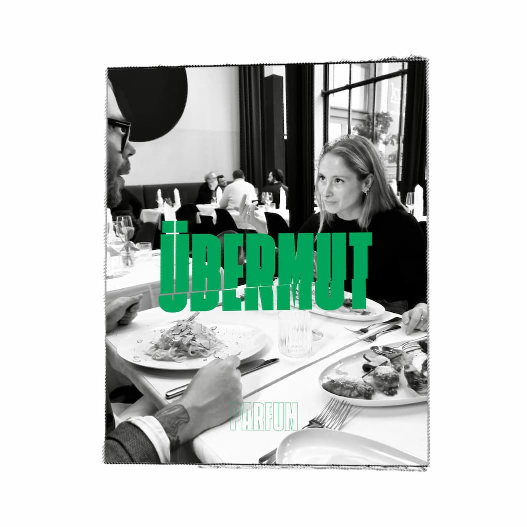 Übermut Parfum – 2ml, grüne Schrift auf Schwarz-Weiß-Foto von Restaurant-Szene – Parfüm