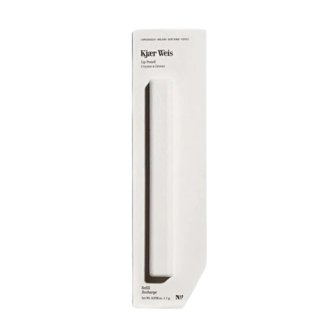 Kjaer Weis Lip Pencil Refill Pflaume/nude – weißes Karton-Etui 1.1 g, weißer Hintergrund – Lippenstift