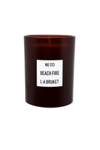 L:A Bruket No. 313 Beach Fire Kerze – dunkelbraunes Glas, weißes Etikett, weißer Hintergrund – Duftkerzen
