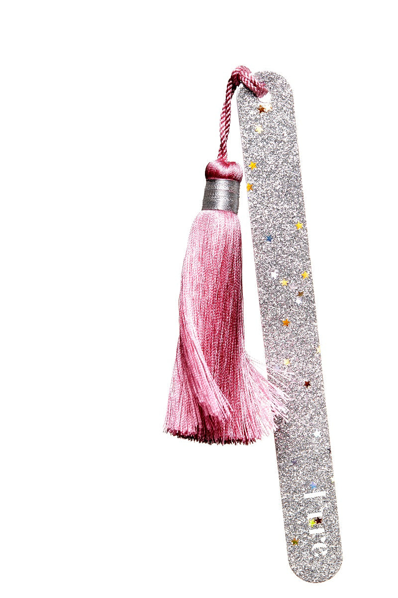 Glitzer-Nagelfeile mit rosa Quaste, silberner Sternendekor, weißem Hintergrund – Nagelpflege