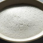 Unica Smoothiebody Bath – cremiger Schaum in weißer Schale, dunkler Hintergrund – Körperpflege