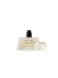 Abel Cobalt Amber Eau de Parfum – 50ml Sprühflasche, cremefarbener Deckel, weißer Hintergrund – Parfüm