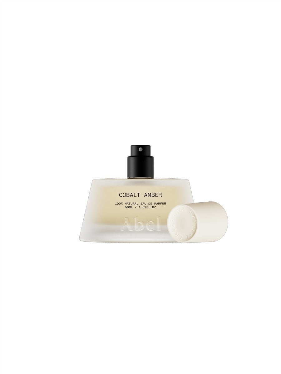 Flakon des Parfums Cobalt Amber von Abel vor weißem Hintergrund.