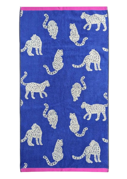Snow Leopard Organic Cotton Badelaken – tiefblau mit weißen Leoparden, pinker Rand, weißem Hintergrund – Strandtuch