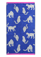 Snow Leopard Bio-Baumwollhandtuch – tiefblau mit weißen Leoparden, pinker Rand, weißem Hintergrund – Badetextilien