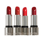 Kjaer Weis Red Edit Lipstick – silberner Stift, rote Farbe, schwarzer Ring, weißer Hintergrund – Lippenstift