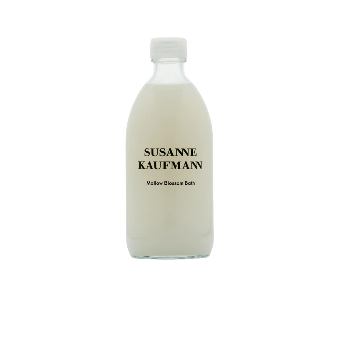 Susanne Kaufmann Mallow Blossom Bath in einer Flasche mit weißem Schraubverschluss vor weißem Hintergrund.