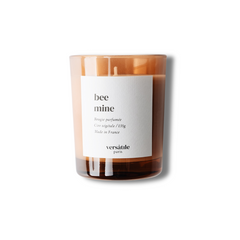 Versátle Paris Bee Mine Duftkerze im braunen Glasgefäß, 135g, auf weißem Hintergrund, Home Spa