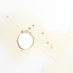 The Toner Refill – goldene Flüssigkeitstropfen auf weißem Hintergrund, minimalistisch – Hautpflege