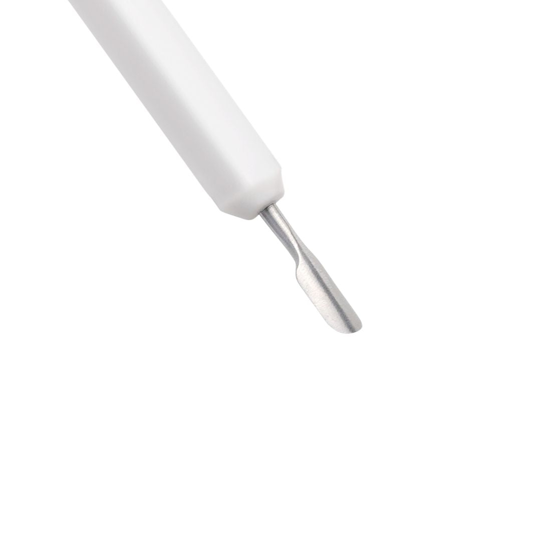 Cuticle Pusher M – weißer Griff, metallische Spitze, weißer Hintergrund – Nagelpflege