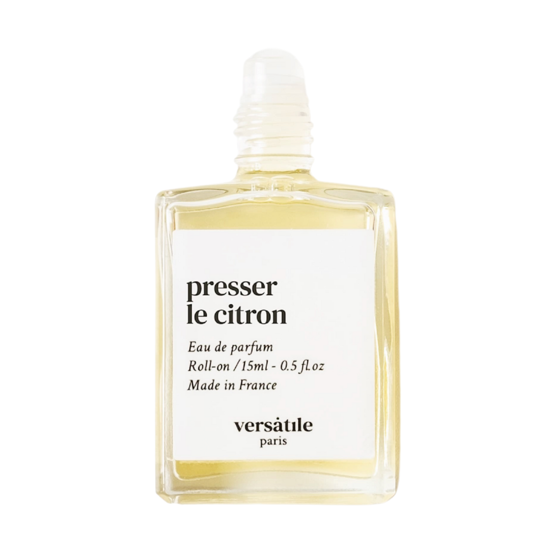 Presser Le Citron Roll-on Parfümöl in einer durchsichtigen Glasflasche, 15ml, auf weißem Hintergrund, Parfüm.