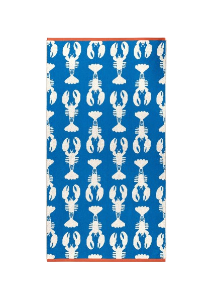 Lobster Blue Bio-Baumwoll-Strandtuch – blau mit weißen Hummermustern, orangefarbener Rand – Strandaccessoires