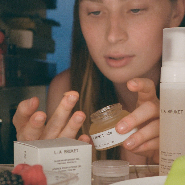 L:A BRUKET No. 324 Glow Moisturising Gel – kleiner Glasbehälter 50ml, weißes Etikett, brauner Hintergrund – Hautpflege