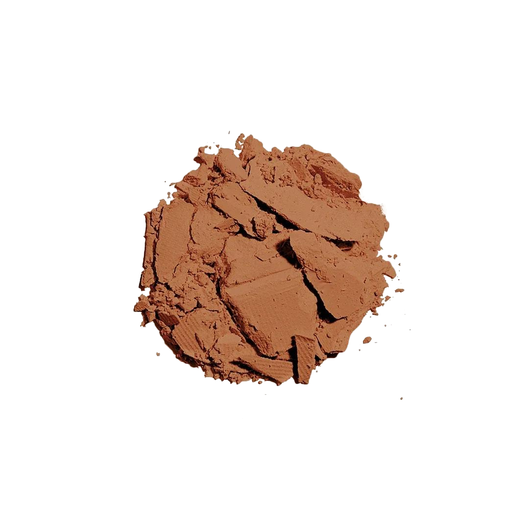 Revel Pressed Powder Bronzer Refill – brauner Puder, zerbrochen auf weißem Hintergrund – Make-up