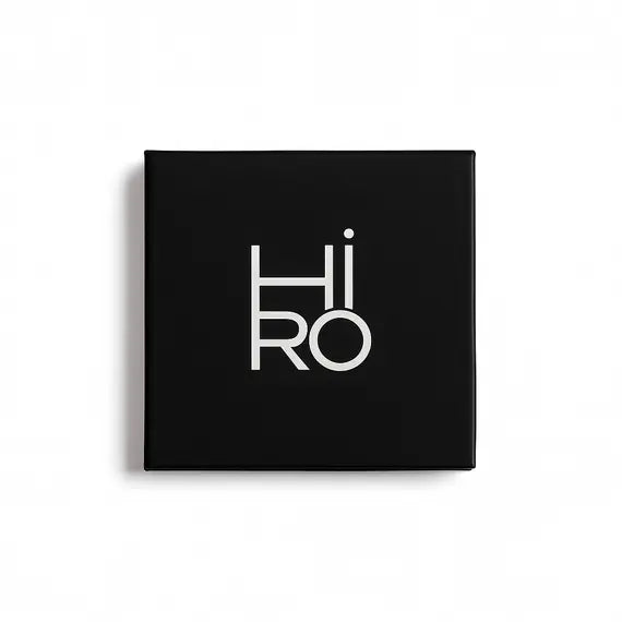 HiRO Refillable Palette 'only the Lonely' – schwarzes Quadrat, weißes Logo, weißer Hintergrund – Augen- und Brauen-Make-up