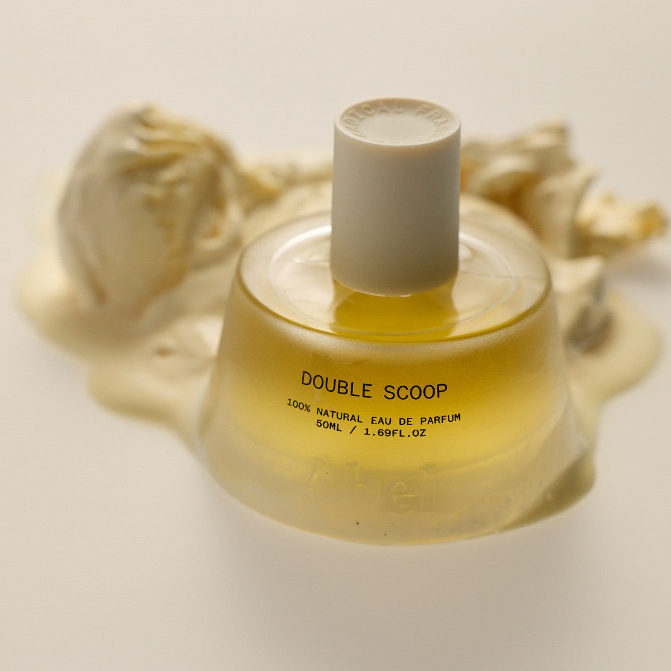 Double Scoop Eau de Parfum – gelbe Glasflasche 50ml, cremefarbener Deckel, weißer Hintergrund – Parfüm
