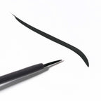 Flüssiger Eyeliner 01 Schwarz – schwarzer Stift mit feiner Spitze, weißer Hintergrund – Augen-Make-up