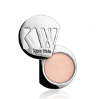 Kjaer Weis Eye Shadow Cloud Nine Refill – rosafarbener Lidschatten in silberner Dose, weißer Hintergrund – Make-up