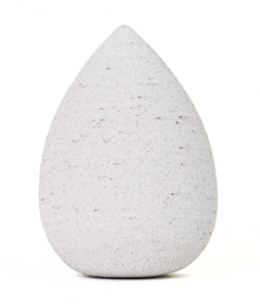 Beauty Sponge – grauer Tropfenform-Schwamm, weißer Hintergrund – Make-up Werkzeug