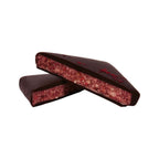 Nut Butter Chocolate Raspberry & Macadamia Riegel auf weißem Hintergrund, Schokensnack
